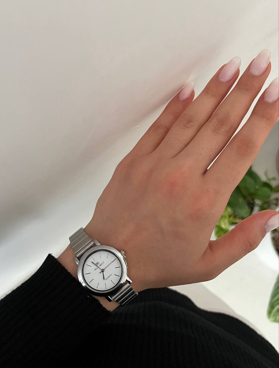 ساعت صفحه گرد دخترانه سفید مینیمال و ساده